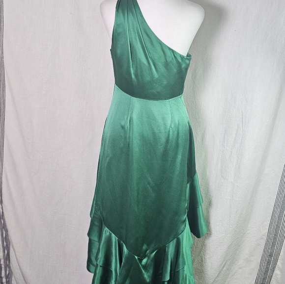 CINQ À SEPT Colina Satin One Shoulder Asymmetric Ruffle Hem Dress Emerald Green - Picture 7 of 16